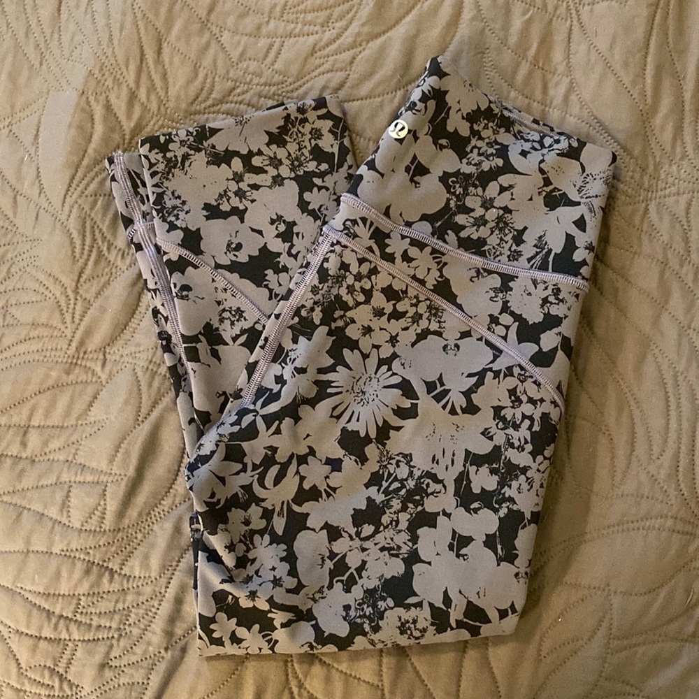 Floral Lululemon crops sz 6